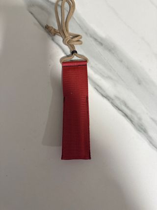 Palillos metálicos plateados con funda roja