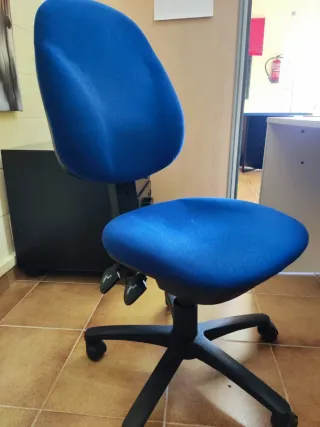 Silla de oficina giratoria con ruedas