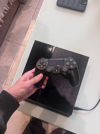 PS4 (PlayStation 4) Negra con Mando