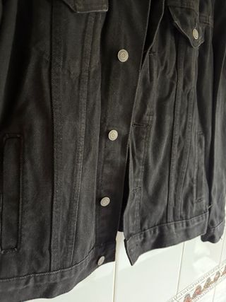 Cazadora vaquera negra Bershka