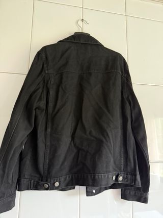 Cazadora vaquera negra Bershka