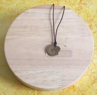 Colgante con cordón de cuero