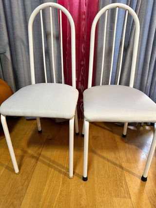 Mesita redonda cristal y 2 sillas blancas