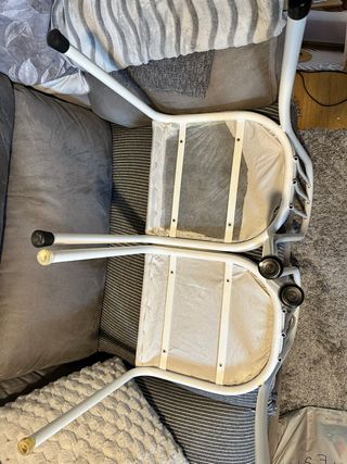 Mesita redonda cristal y 2 sillas blancas