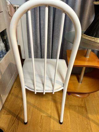 Mesita redonda cristal y 2 sillas blancas