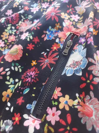 Chaqueta bomber floral negra