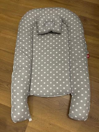 Cojín reductor bebé estrellas gris