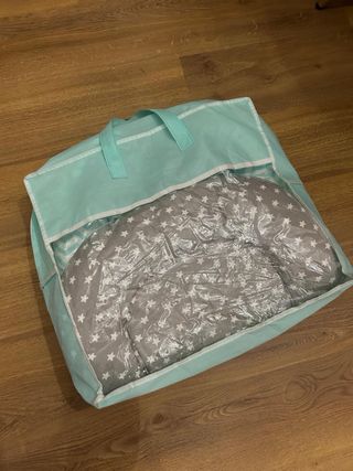 Cojín reductor bebé estrellas gris