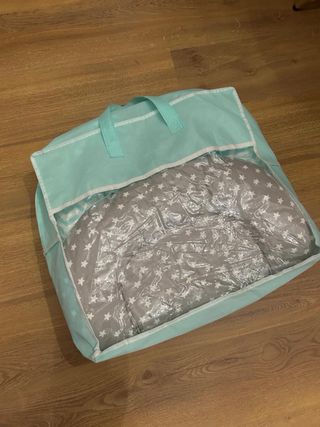 Cojín reductor bebé estrellas gris