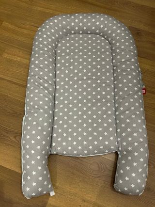 Cojín reductor bebé estrellas gris