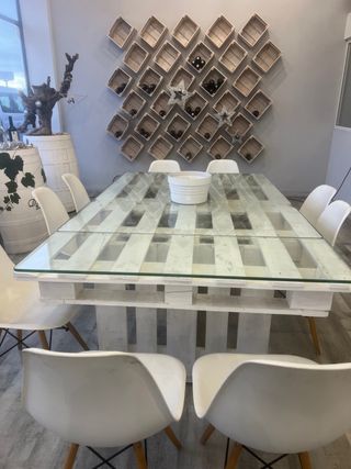 Mesa preciosa y unica de madera con ruedas. 12 pax