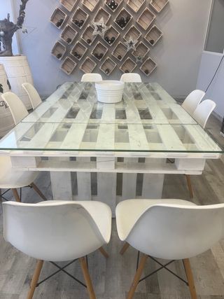 Mesa preciosa y unica de madera con ruedas. 12 pax