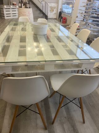 Mesa preciosa y unica de madera con ruedas. 12 pax