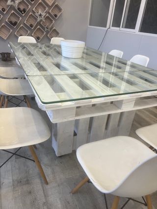 Mesa preciosa y unica de madera con ruedas. 12 pax