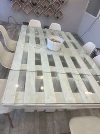 Mesa preciosa y unica de madera con ruedas. 12 pax