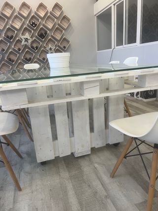 Mesa preciosa y unica de madera con ruedas. 12 pax