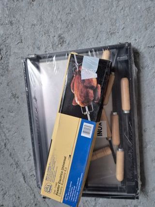 Barbacoa de metal con chimenea