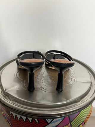 Tacones tipo chancla negros