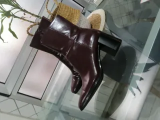 Botines color vino. Pull Bear