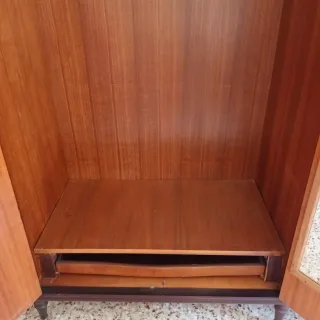 Armario de madera antiguo con cajones