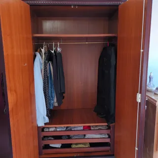 Armario de madera antiguo con cajones