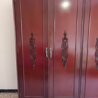 Armario de madera antiguo con cajones