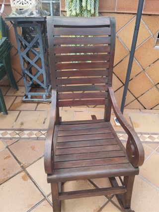 Mecedora de madera oscura de teka