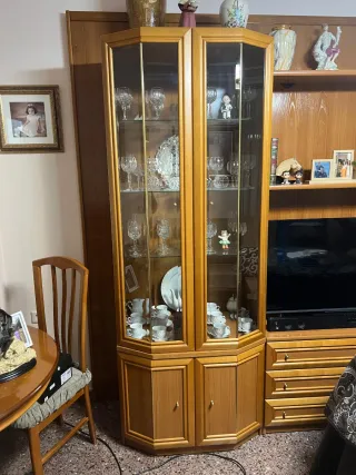 Vitrina con copas y juego de café sin usar.