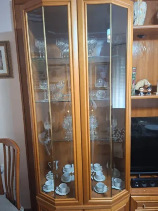 Vitrina con copas y juego de café sin usar.