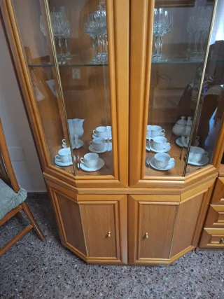 Vitrina con copas y juego de café sin usar.