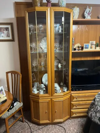 Vitrina con copas y juego de café sin usar.