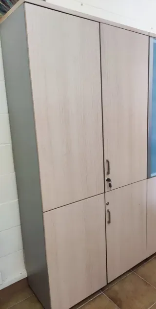 Armario de oficina con puertas y cerradura