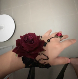 Pulsera esclava con rosa roja y negra