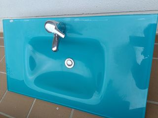 Espejo y lavabo de baño a juego con grifo y apliqu