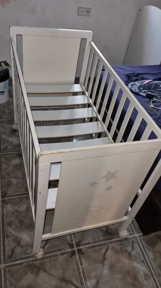 Cuna de bebé blanca con estrellas