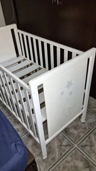 Cuna de bebé blanca con estrellas