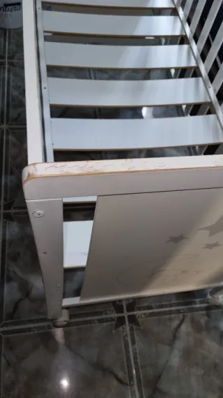 Cuna de bebé blanca con estrellas