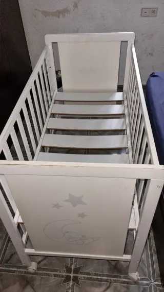 Cuna de bebé blanca con estrellas