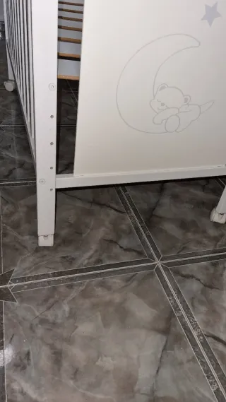 Cuna de bebé blanca con estrellas