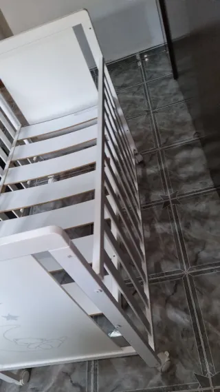 Cuna de bebé blanca con estrellas