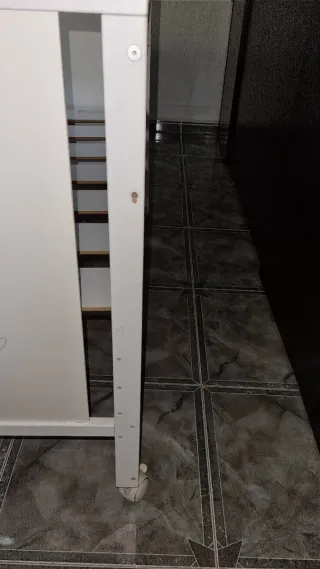 Cuna de bebé blanca con estrellas