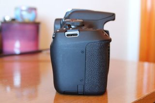 Canon EOS 2000D (Solo cuerpo)