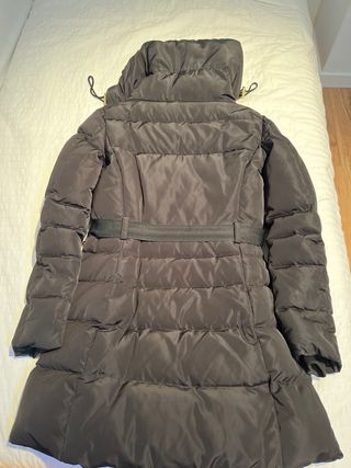 Anorak plumífero negro largo medio