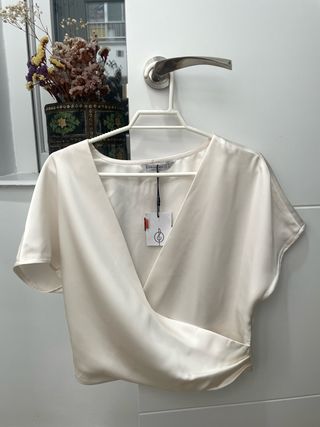 Camisa, blusa blanca satinado escote pico
