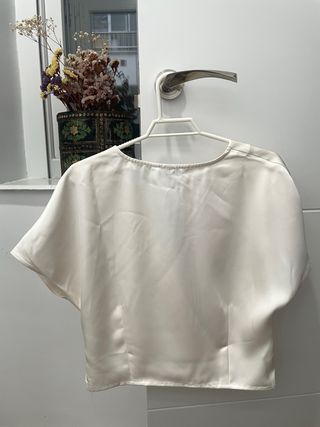 Camisa, blusa blanca satinado escote pico