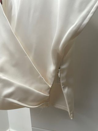 Camisa, blusa blanca satinado escote pico