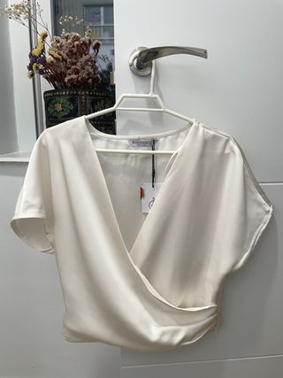 Camisa, blusa blanca satinado escote pico