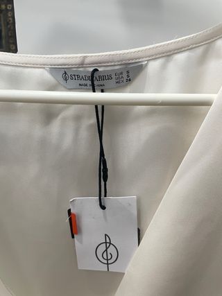 Camisa, blusa blanca satinado escote pico