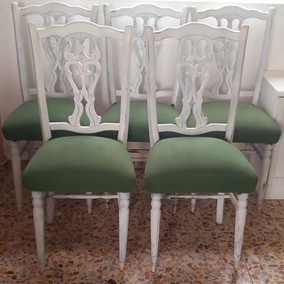Sillas Blancas con tapicería verde.