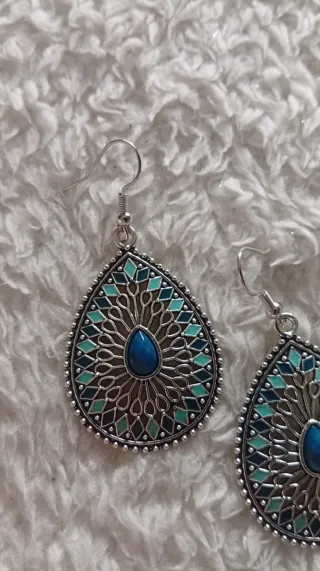 Orecchini argentati con dettagli blu